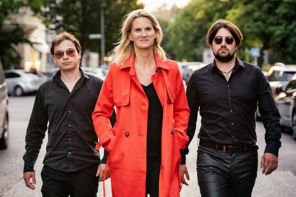 „Alles auf Liebe" heißt das musikalische Programm von Klavierkabarettistin Lucy van Kuhl, das sie zusammen mit ihrer „Es-Chord"-Band am Freitag, 19. Januar, um 20 Uhr im Glashaus in Herten präsentiert (Foto: Radlwimmer)