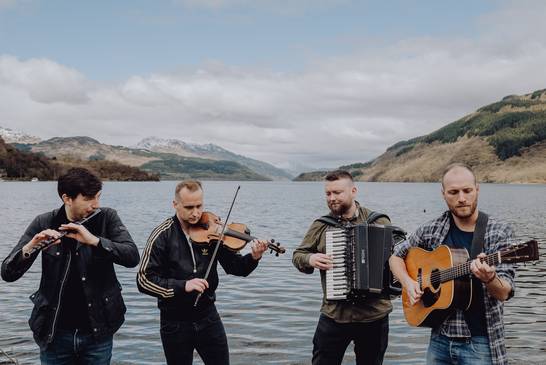 Toby Shaer (v.l.), Robbie Greig, Michael Biggins und Jack Badcock sind im Rahmen der „Young Scots Trad Awards Winner Tour 2024“ am Freitag, 16. Februar, um 20 Uhr zu Gast im Glashaus in Herten (Foto: Martin Vernherm).