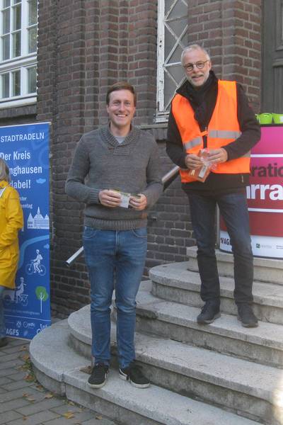 Auch zum Ende des Stadtradelns 2024 in Herten wird es wieder attraktive Preise – wie hier 2022 überreicht durch Bürgermeister Matthias Müller (r.) – für die Radfahrerinnen und Radfahrer mit den meisten Kilometern geben. Herrn Willeke als Vertreter des Teams „Radelmäuse“ vom Förderverein der Kita St. Josef Disteln nimmt einen Gutschein entgegen (Foto: Stadt Herten_Lydia Schäfers).