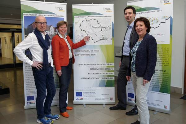 Der 'InnovationCity roll out' ist offiziell im Quartier Herten-Langenbochum und -Paschenberg angelaufen. (v.l.n.r.) Bürgermeister Fred Toplak, Dr. Babette Nieder, Geschäftsführerin der Hertener Beteiligungsgesellschaften, Tobias Clermont von der Innova