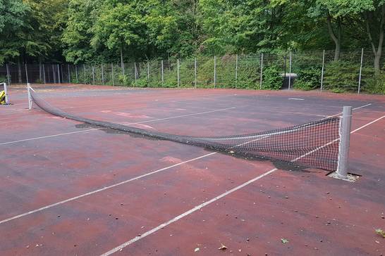 Unbekannte haben die Netze auf den Tennisfelder im Backumer Tal zerstört. 