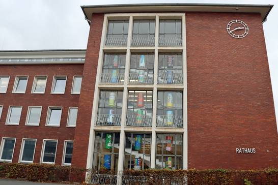 Die von Hertener Grundschülerinnen und Grundschülern gestalteten Laternen hängen in der Winterzeit im großen Rathausfenster.
