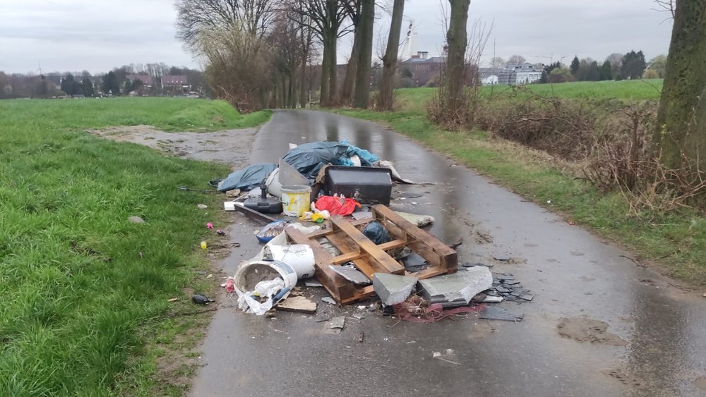 Wilde Müllkippe im Talweg (2)