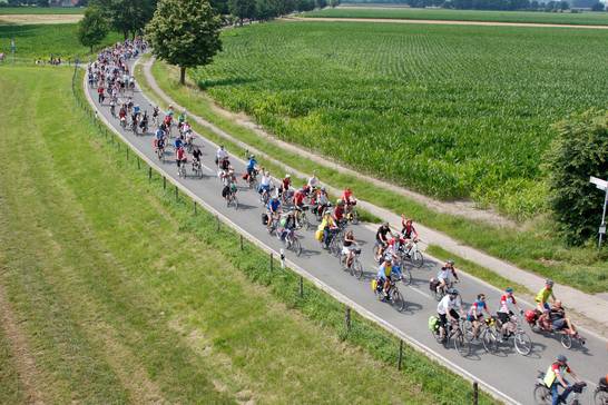 Zum neunten Mal startet Westlotto gemeinsam mit der Nordrhein-Westfalen-Stiftung eine viertägige Radtour für Freizeitradlerinnen und -radler. Am Samstag, 22. Juli, wird der Teilnehmertross, aus Bochum kommend, gegen Mittag in Herten eintreffen und eine 