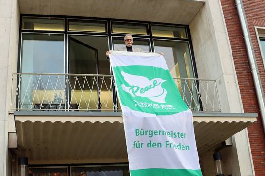 Bürgermeister Matthias Müller setzt ein Zeichen mit der Friedensflagge in Herten. 