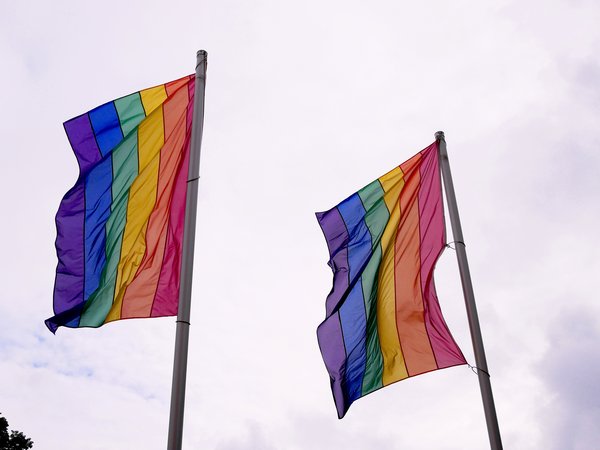 Die Regenbogenfahne als Zeichen gegen Homo-, Bi und Trans*-Feindlichkeit 
