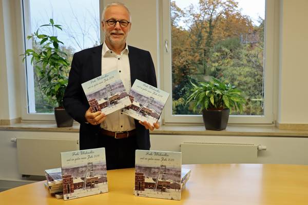 Bürgermeister Matthias Müller präsentiert die neuen Adventskalender (Foto: Stadt Herten). 