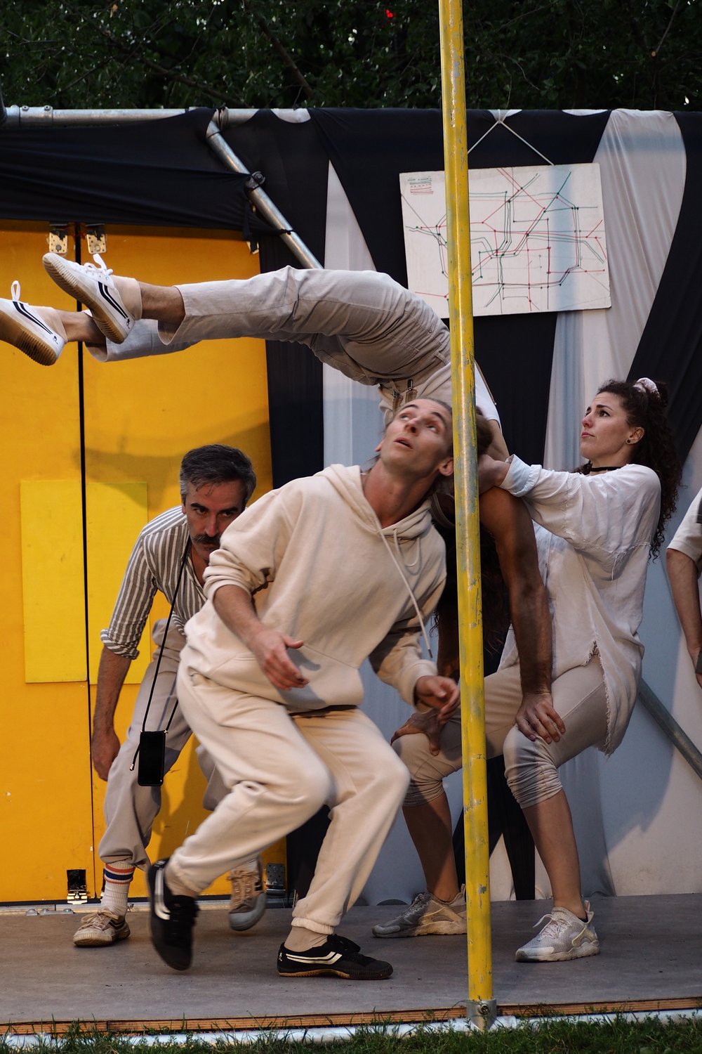 Straßentheater „Now Departing“ von A Movement of Humans - Reise ins Fantastische