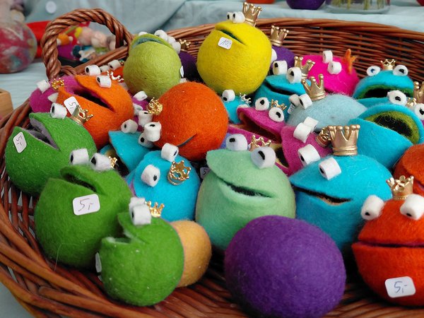 Korb mit gebastelten Filzfröschen
