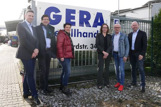 v.l.n.r. Geschäftsführer Tim Rademacher, Wirtschaftsförder Michael Blume, Stefanie Anton vom Jobcenter des Kreises Recklinghausen, Geschäftsführerin Nadine Rademacher, Bürgermeister Fred Toplak und Geschäftsführer Stephan Weisflog beim Unternehmen