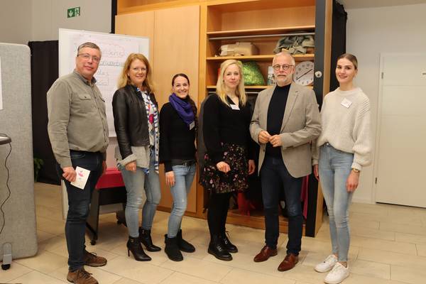 Der Dezernent für Bildung und Sozial, Hermann Pieper, Jugendamtsleitung Kirsten Wietoska, Patricia Kosinski und Nicole Vorstheim von der Familienanlaufstelle, Bürgermeister Matthias Müller und Isabell Nolte, auch von der städtische Familieninformationsstelle, bei der großen Eröffnungsfeier. 