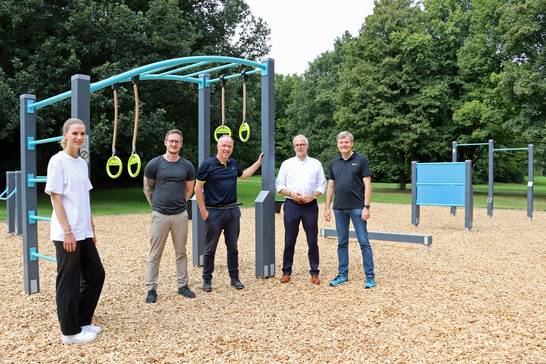 Isabell Nolte (Kinderfreundin bei der Stadt Herten), Nils Kampmann (Leiter des Sportbüros), Klaus Breuer (ZBH-Bereichsleiter Grün), Bürgermeister Matthias Müller und Jörg Kersten (Vorsitzender des Stadtsportverbands) besichtigten den neuen Parcours im September. 