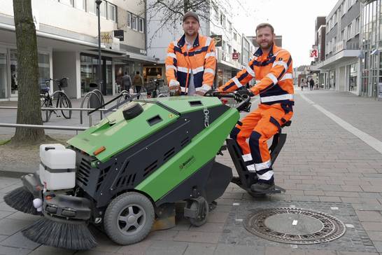 Ben Tischmayer und Sebastian Bernhardt vom ZBH sind morgens in der Innenstadt unterwegs, um dort die Pflasterflächen mit der Kleinstkehrmaschine von Müll und Dreck zu befreien. Ben Tischmayer und Sebastian Bernhardt vom ZBH sind morgens in der Innenstadt unterwegs, um dort die Pflasterflächen mit der Kleinstkehrmaschine von Müll und Dreck zu befreien.