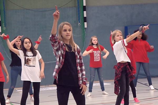 Das Video zu One Billion Rising entstand mit der Unterstützung der Tanzgruppe der Willy-Brandt-Realschule.
