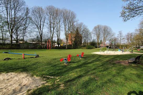 Etwas versteckt am nordöstlichen Rand von Herten-Westerholt, direkt am Hasseler Mühlenbach, liegt der Spielplatz Sandweg. Im Rahmen der Stadterneuerung Hassel.Westerholt.Bertlich soll im Winter 2021 auch dieser Spielplatz umgebaut werden. 