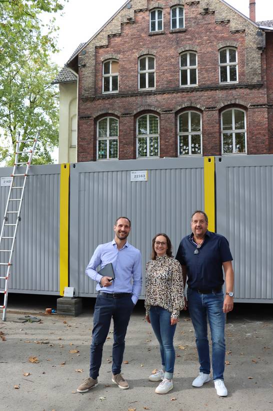 Michael Graetsch, Agnes Urban und Andreas Maske vom Hertener Immobilienbetrieb (HIB) freuen sich, dass die Raummodule innerhalb der Herbstferien auf den Schulhof installiert werden konnten.