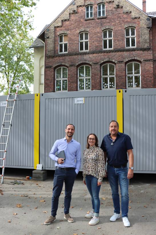 Michael Graetsch, Agnes Urban und Andreas Maske vom Hertener Immobilienbetrieb (HIB) freuen sich, dass die Raummodule innerhalb der Herbstferien auf den Schulhof installiert werden konnten. Michael Graetsch, Agnes Urban und Andreas Maske vom Hertener Immobilienbetrieb (HIB) freuen sich, dass die Raummodule innerhalb der Herbstferien auf den Schulhof installiert werden konnten.