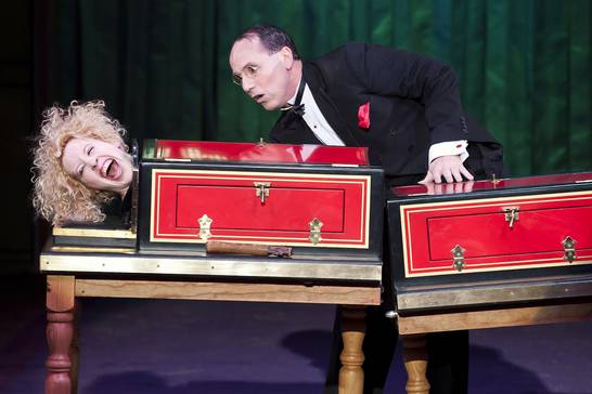 Mit der Show 'Two by Two' wollen die charmante Künstlerin Muriel und ihr Partner Scott die anwesenden Frauen im wahrsten Sinnes des Wortes verzaubern. Mit der Show 'Two by Two' wollen die charmante Künstlerin Muriel und ihr Partner Scott die anwesenden Frauen im wahrsten Sinnes des Wortes verzaubern.