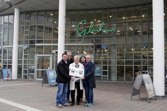 Markus Liptow, Peter Brautmeier (Fachbereichsleiter Bildung, Kultur, Sport), die Mutter von Markus Liptow, Edeltraud Liptow, Bettina Hahn (Kulturbüro) und Bürgermeister Fred Toplak (v.l.) stellen das Konzept des neuen Bistros 'Soup and Salad' im Glashau Markus Liptow, Peter Brautmeier (Fachbereichsleiter Bildung, Kultur, Sport), die Mutter von Markus Liptow, Edeltraud Liptow, Bettina Hahn (Kulturbüro) und Bürgermeister Fred Toplak (v.l.) stellen das Konzept des neuen Bistros 'Soup and Salad' im Glashau