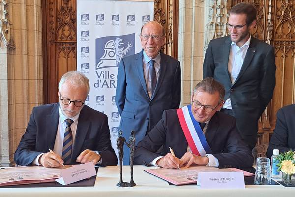 Bürgermeister Matthias Müller (links) und sein französischer Amtskollege Frédéric Leturque (rechts) unterzeichneten symbolisch eine Urkunde, um die Fortsetzung der Partnerschaft zu bekräftigen.