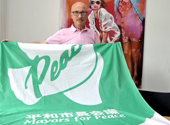 „Atomwaffen abschaffen!“ – Dieses Ziel steht im Mittelpunkt der Aktionen zum diesjährigen Flaggentag des weltweiten Bündnisses „Mayors for Peace“. Auch Bürgermeister Fred Toplak unterstützt das Bündnis. 