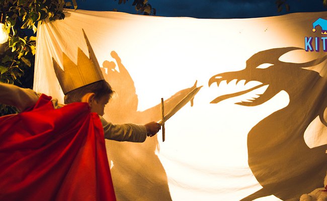 Aufführung Kind kämpft mit Drache