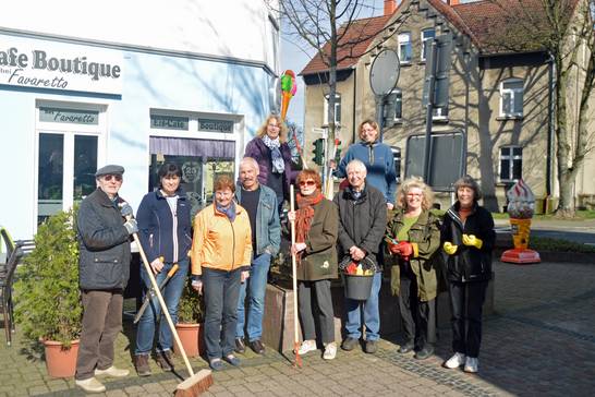 Die Mitglieder des Arbeitskreises 'Grüne Stadt' trafen sich in Scherlebeck, um einige Beete frühlingsfit zu machen.
