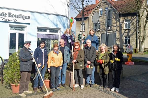 Die Mitglieder des Arbeitskreises 'Grüne Stadt' trafen sich in Scherlebeck, um einige Beete frühlingsfit zu machen.