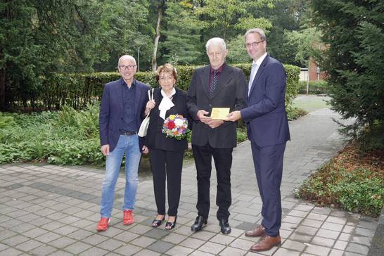 Vor dem Standesamt übergeben Bürgermeister Fred Toplak (l.) und Thorsten Rattmann (r.) übergeben Waltraud Grynich und Wolfgang Wegner den ersten Gutschein.