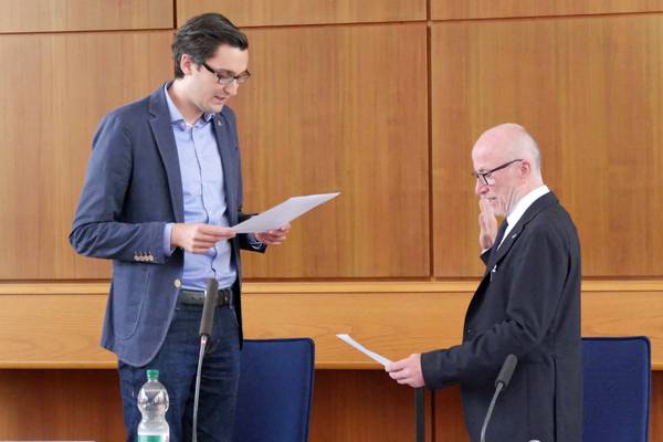 Alexander Letzel, erster stellvertretender Bürgermeister, vereidigt Bürgermeister Fred Toplak im Rat.