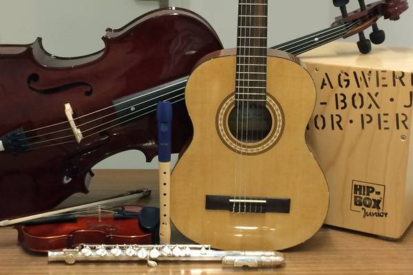 Instrumente entdecken, verstehen, ausprobieren: Das Instrumentenkarussell der Musikschule Herten macht’s möglich (Copyright: Stadt Herten). 