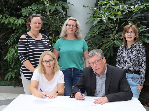 Vertragsunterzeichnung mit dem Verbund „Familienzentrum Miteinander“