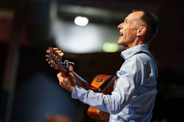 Stefan Nussbaum packt dann Leinwand und Beamer für die Liedtexte und natürlich seine Gitarre aus, um mit allen, die Lust dazu haben, in der Rotunde zu singen (Foto: Volker Wiciok).