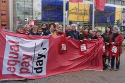 Bürgermeister Toplak und die Teilnehmerinnen beim Fahnenhissen anlässlich des Aktionstages Equal Pay Day auf dem Rathaus-Vorplatz