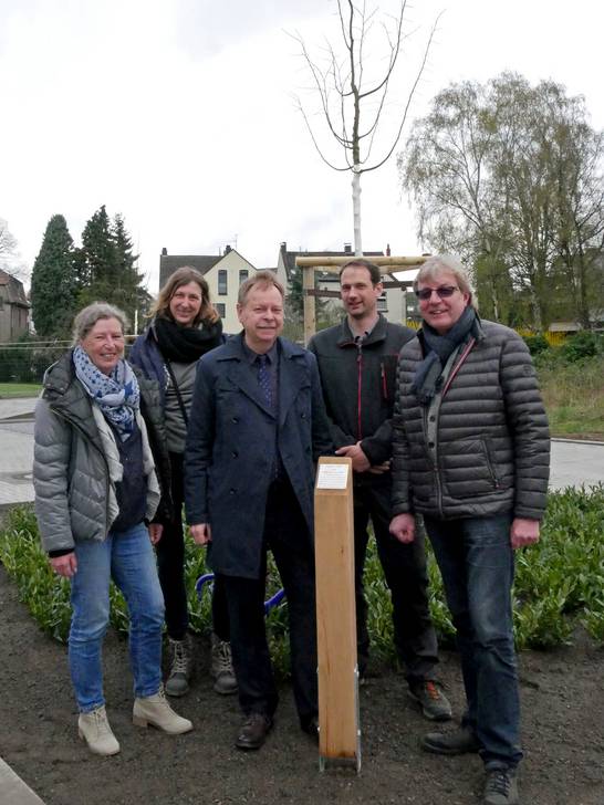 Die Winterlinde verschönert nun den Wendehammer am Kurt-Weill-Weg in Disteln. Bei der Einweihung mit dabei: (v.l.) Elke Günther (ZBH), Gudrun Clausen (ZBH), Stadtbaurat Volker Lindner, Lars Kuhnt (ZBH) und Erschließungsträger Johannes Lindenblatt. Die Winterlinde verschönert nun den Wendehammer am Kurt-Weill-Weg in Disteln. Bei der Einweihung mit dabei: (v.l.) Elke Günther (ZBH), Gudrun Clausen (ZBH), Stadtbaurat Volker Lindner, Lars Kuhnt (ZBH) und Erschließungsträger Johannes Lindenblatt.