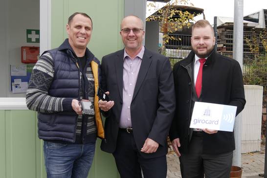 Bereichsleiter Gregor Born probiert zusammen mit ZBH-Betriebsleiter Thorsten Westerheide und Philipp Schürmann von der Sparkasse (v.l.) das Bezahlen per Smartphone aus.