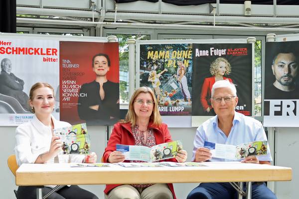Die Glashaus-Bühne wird ab Donnerstag, 22. August, wieder zur Spielfläche für die Kleinkunstreihe „7nach8“: Nelli Stenzel (Auszubildende),  Sylvia Seelert (Leiterin) vom Kulturbüro präsentieren gemeinsam mit Wilhelm Uhlenbruch von der Volksbank Ruhr Mitte das Programm für die neue Spielzeit.