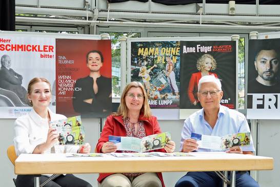 Die Glashaus-Bühne wird ab Donnerstag, 22. August, wieder zur Spielfläche für die Kleinkunstreihe „7nach8“: Nelli Stenzel (Auszubildende),  Sylvia Seelert (Leiterin) vom Kulturbüro präsentieren gemeinsam mit Wilhelm Uhlenbruch von der Volksbank Ruhr Mitte das Programm für die neue Spielzeit.