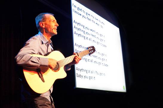 Stefan Nussbaum begleitet die Sängerinnen und Sänger beim MitSingDing auf der Gitarre.