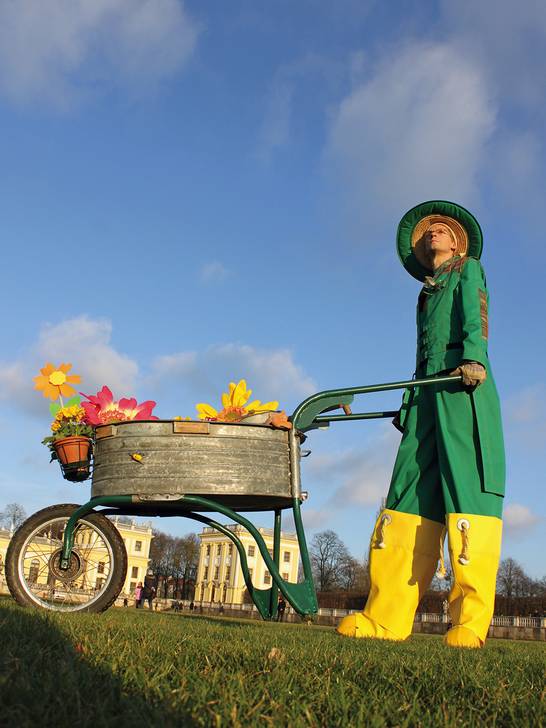 Imanuel Immergrün, 240 cm groß, farbenprächtig und des Lebens froh behält auf dem Blumen- und Gartenmarkt den Überblick. Imanuel Immergrün, 240 cm groß, farbenprächtig und des Lebens froh behält auf dem Blumen- und Gartenmarkt den Überblick.