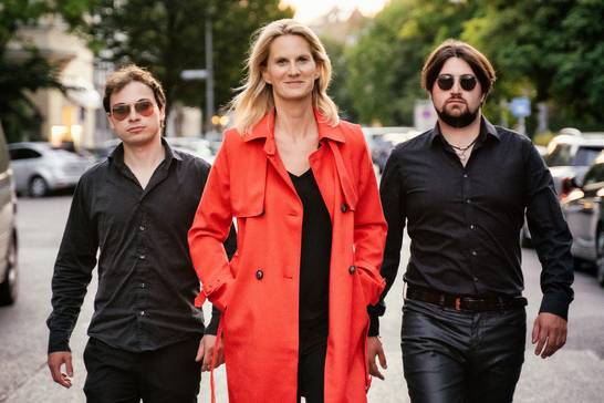 Mit ihrer Es-Cord-Band präsentiert Lucy van Kuhl am Freitag, 19. Januar 2024, ihre mal humorvollen, mal melancholischen Liebeslieder (Foto: Thomas Radlwimmer) Mit ihrer Es-Cord-Band präsentiert Lucy van Kuhl am Freitag, 19. Januar 2024, ihre mal humorvollen, mal melancholischen Liebeslieder (Foto: Thomas Radlwimmer)