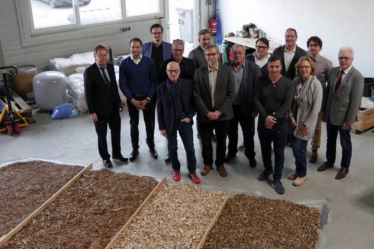 Bürgermeister Fred Toplak (4.v.l.) stattete den Firmenanliegern im Anwenderzentrum einen Besuch ab. Bürgermeister Fred Toplak (4.v.l.) stattete den Firmenanliegern im Anwenderzentrum einen Besuch ab.