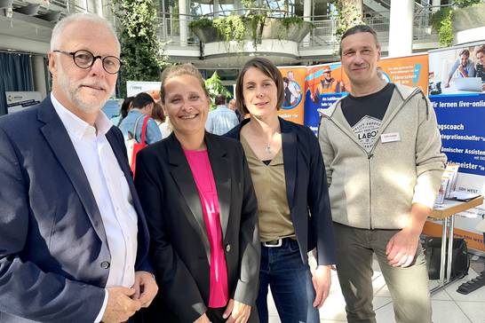 Matthias Müller überzeugte sich beim gemeinsamen Rundgang mit Stefanie Niebuhr (Jobcenter Herten), Nicole Heier (Leiterin des Jobcenters Kreis Recklinghausen) und Kai Grzeszkowiak (Jobcenter Herten) vom Konzept der Jobcenter-Messe. Matthias Müller überzeugte sich beim gemeinsamen Rundgang mit Stefanie Niebuhr (Jobcenter Herten), Nicole Heier (Leiterin des Jobcenters Kreis Recklinghausen) und Kai Grzeszkowiak (Jobcenter Herten) vom Konzept der Jobcenter-Messe.