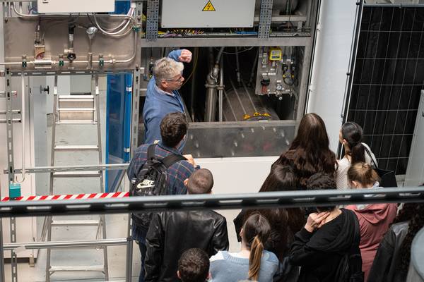Den Jugendlichen wurde beim Praxistag ein Einblick in die Technikräume des Anwenderzentrums ermöglicht. (Foto: WiN Emscher-Lippe - JCP)