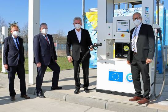 Volker Lindner (Vorsitzender h2-netzwerk-ruhr), Bodo Klimpel (Landrat des Kreises Recklinghausen), Prof. Dr. Andreas Pinkwart (Minister für Wirtschaft, Innovation, Digitalisierung und Energie des Landes Nordrhein-Westfalen) und Matthias Müller (Bürgermeister der Stadt Herten) präsentieren die neue Zapfsäule der H2-Tankstelle.