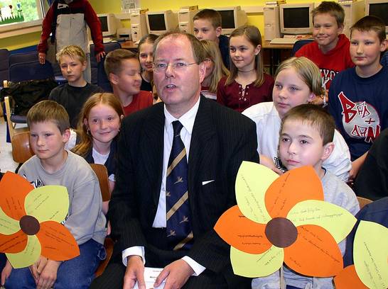 Peer Steinbrück und die Klasse 4a (05.03) Peer Steinbrück und die Klasse 4a (05.03)