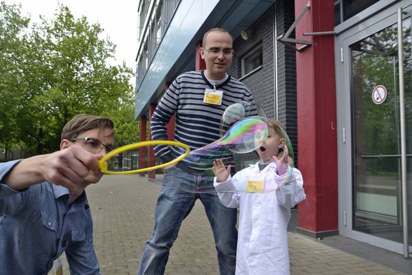 Wie wird eine Rakete angetrieben?“ und „Warum platzen eigentlich Seifenblasen?“ – diesen und anderen spannenden Fragen rund um das Thema Luft können Kinder gemeinsam mit einem Großeltern- oder Elternteil nachgehen.