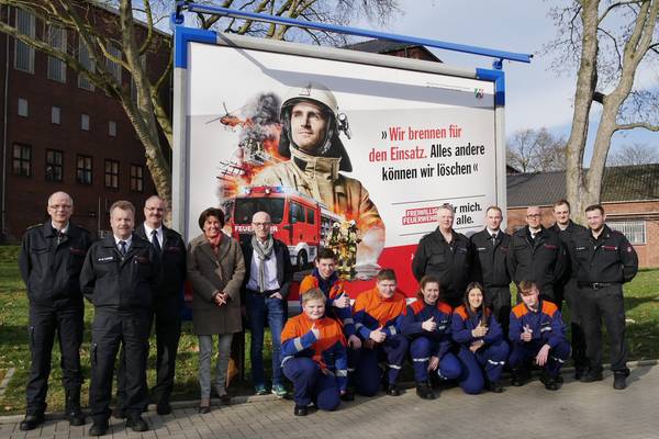 Gemeinsam mit Bürgermeister Fred Toplak (5.v.l.) und Fachbereichsleiterin Annegret Sickers (4.v.l.) machen der Sprecher der Freiwilligen Feuerwehr, Ludger Kotulla (5.v.r., stehend), der Leiter der Feuerwehr Stefan Lammering (1.v.l.) und der stellvertrete