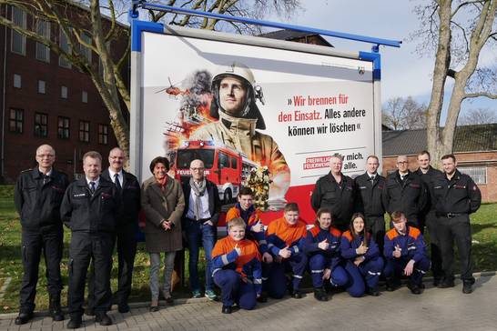 Gemeinsam mit Bürgermeister Fred Toplak (5.v.l.) und Fachbereichsleiterin Annegret Sickers (4.v.l.) machen der Sprecher der Freiwilligen Feuerwehr, Ludger Kotulla (5.v.r., stehend), der Leiter der Feuerwehr Stefan Lammering (1.v.l.) und der stellvertrete