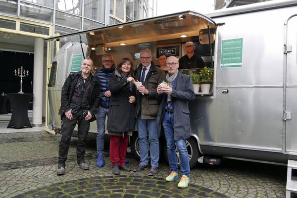 (v.r.n.l.) Bürgermeister Fred Toplak Fachbereichsleiter Peter Brautmeier, Bettina Hahn vom Kulturbüro, Dirk Vormann und Christian 'Punky' Bahr freuen sich auf den Kulinarius Feierabendmarkt im Glashaus. Im Foodtruck verkaufen Nicole Haberl und Dominik A